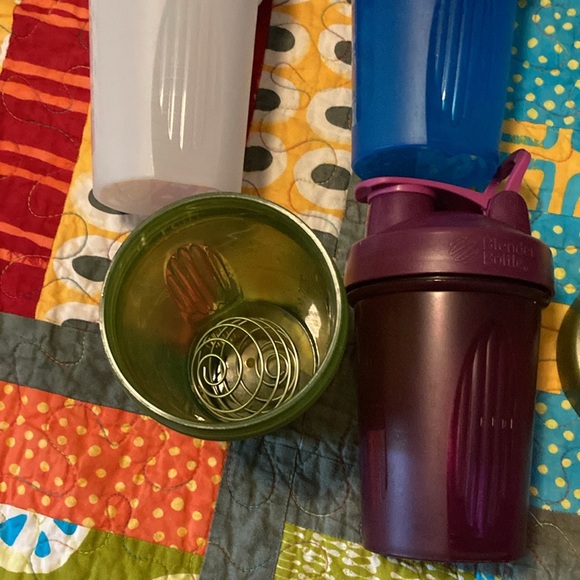 4 blender bottles with lid loop! - Picture 2 of 3